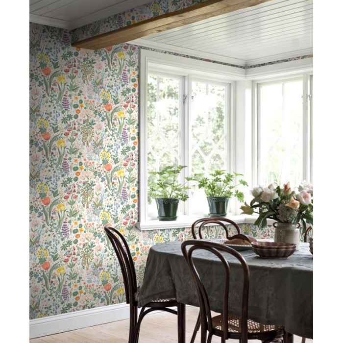 Borastapeter|Papel pintado floral multicolor lirios, moras y fresas|Escandinavo