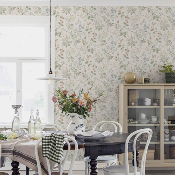 Borastapeter|Papel pintado flores campana y nomeolvides estilo folclore escandinavo|Papel Pintado