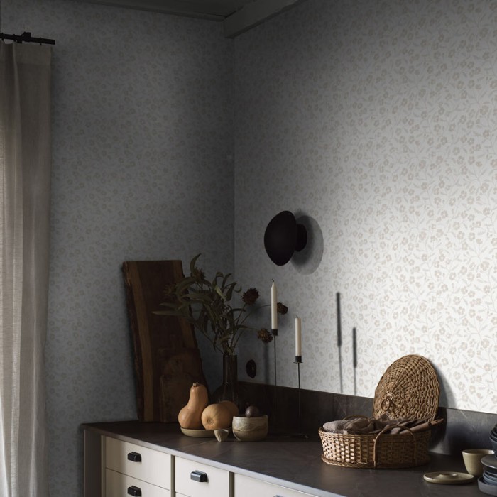 Borastapeter|Papel pintado floral rosas silvestres estilo romántico escandinavo en beige y gris|Papel Pintado