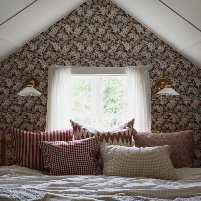 Borastapeter|Papel pintado floral lilas estilo clásico escandinavo en rojo y gris|Papel Pintado