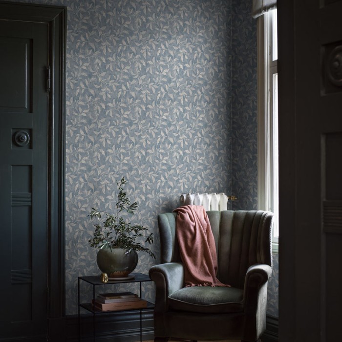 Borastapeter|Papel pintado floral estilo oriental en azul profundo con mica|Papel Pintado