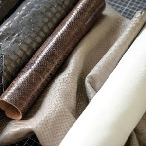 Casadeco|Animal leather or skin effect wallpaper with anthracite scale|Skin Imitation 2