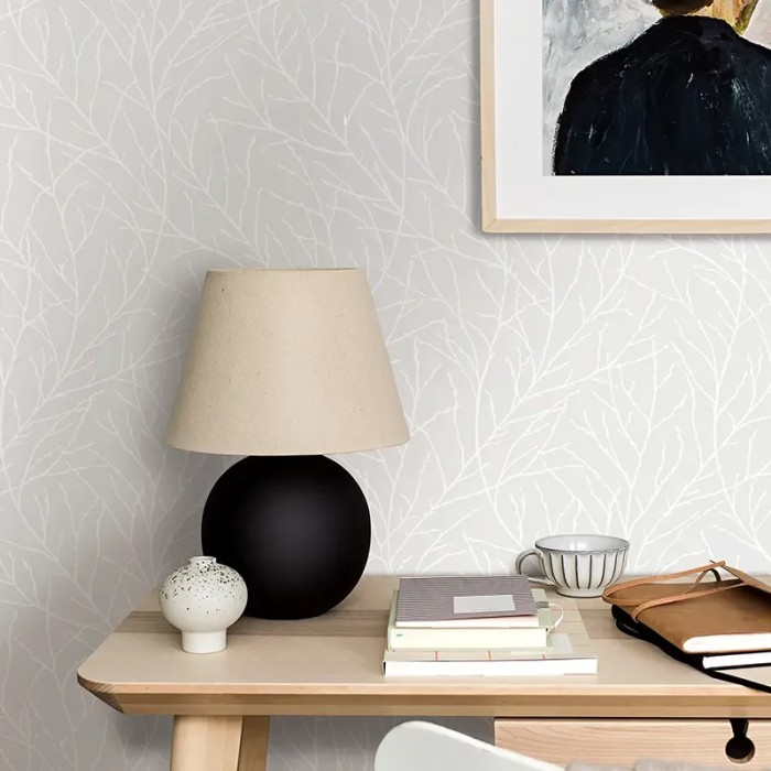 Borastapeter|Papel pintado floral escandinavo ramas estilizadas en gris y blanco|Escandinavo