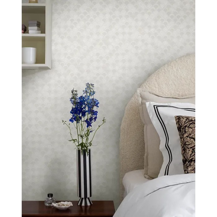 Papel pintado geométrico Birgit blanco y arcos plateados - Borastapeter Swedish Grace 5522