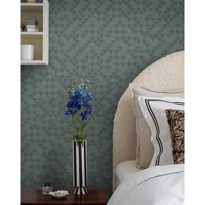 Papel pintado geométrico Birgit verde apagado tono sobre tono - Borastapeter Swedish Grace 5523