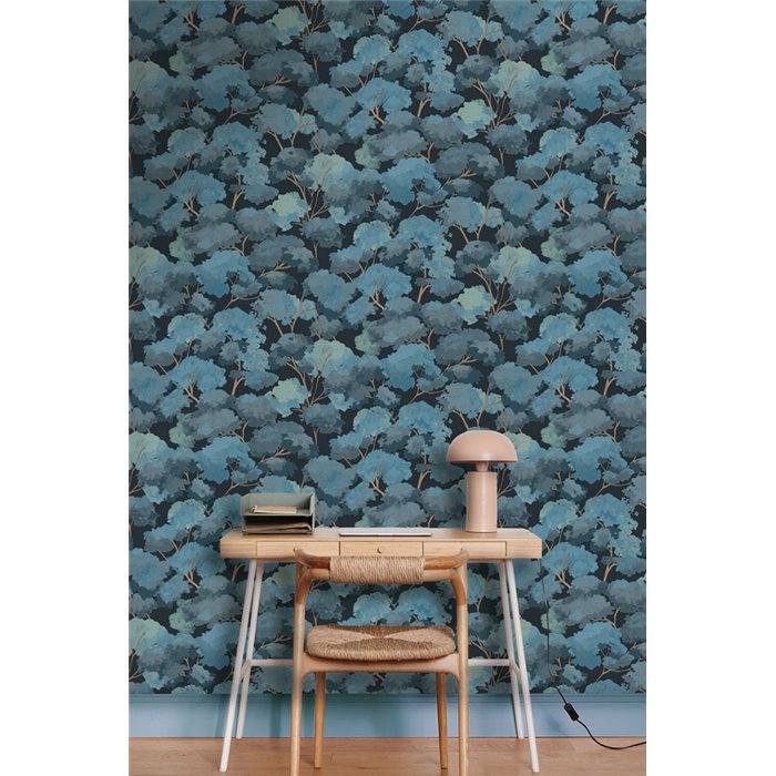 Caselio|Bildhafte Tapete mit blauem Wald|Blumen
