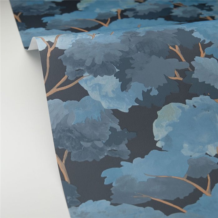 Caselio|Bildhafte Tapete mit blauem Wald|Blumen