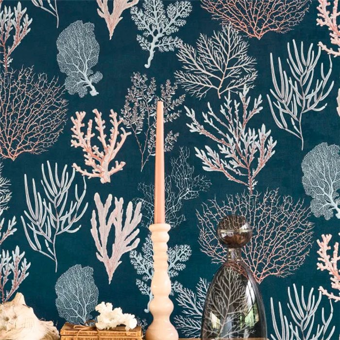 Casadeco|Papel pintado corales con fondo azul, ideal para baños o interiores estilo costero|Marinero & Náutico