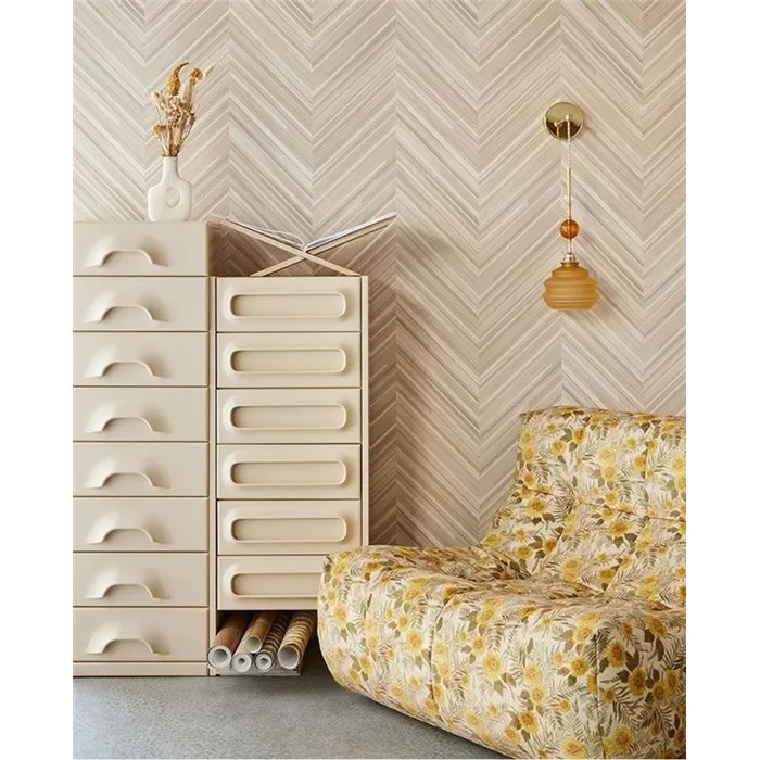 Moderne Tapete mit Fischgrätenholz Muster in Creme glänzend - Eijffinger Gilded 340160