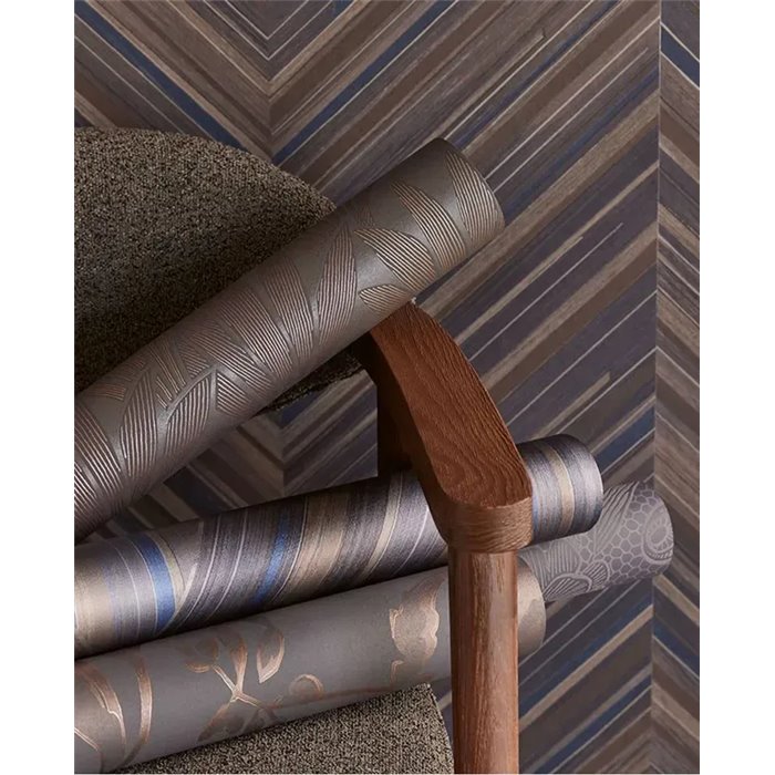 Moderne Tapete mit Fischgrätenholz Muster in Blau Braun glänzend - Eijffinger Gilded 340164