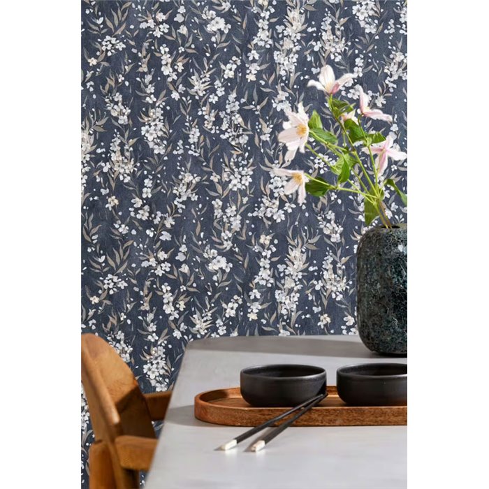 papel pintado japandi de flores de cerezo en azul oscuro · Rasch Noble Zen 435238