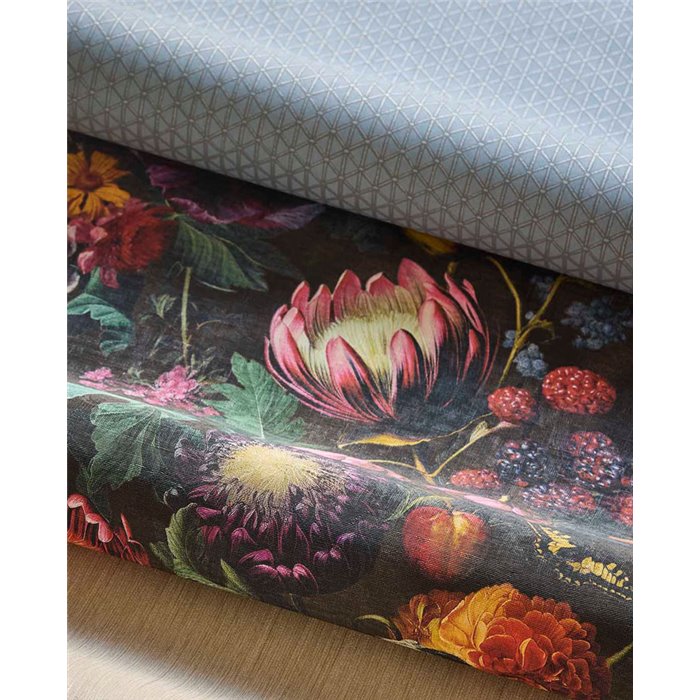 Papel pintado barroco de flores y frutas multicolor sobre fondo oscuro · Eijffinger Magnifique 351236