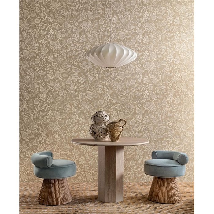 Papel pintado floral con bordado sobre fondo marrón claro · Casamance Broderies 76960406