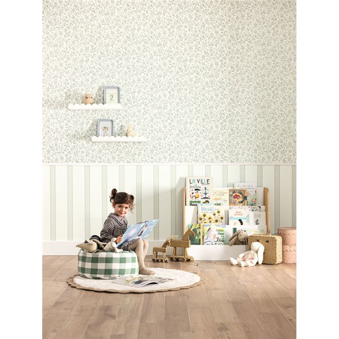 Papel pintado infantil con animales y flores verdes · Caselio Happy Kids Club 107670783