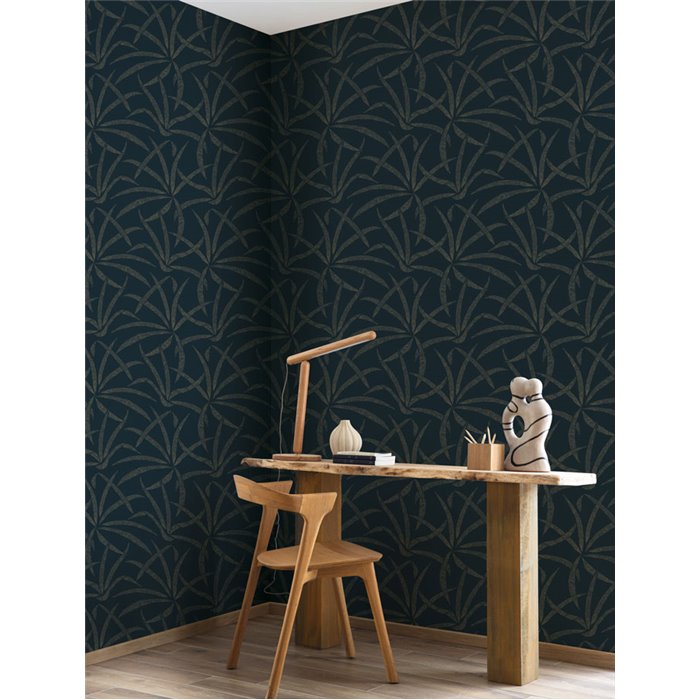Tapete mit stilisierten Blättern in Blau und goldenen Akzenten · Caselio Blue Shades 107466128
