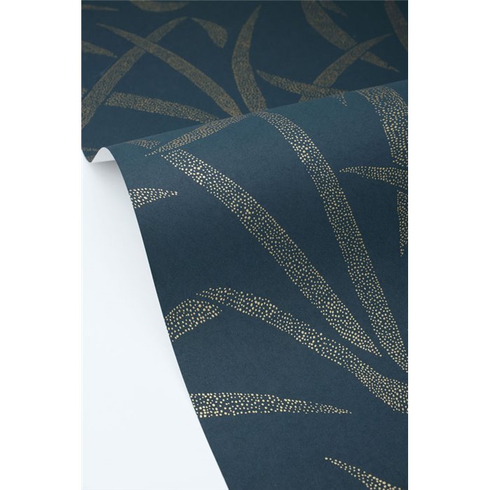 Papel pintado con hojas estilizadas en azul con toques dorados · Caselio Blue Shades 107466128