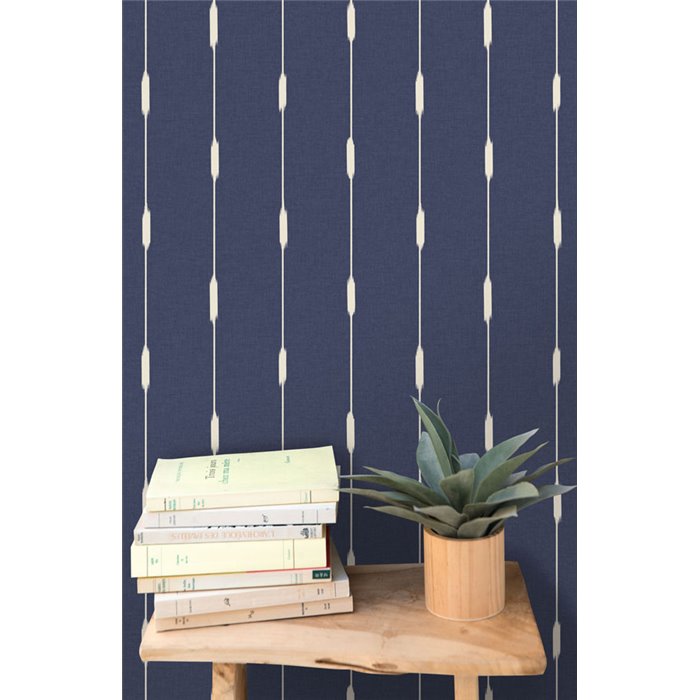 Ikat-Tapete in Nachtblau mit vertikalen Linien · Caselio Blue Shades 107776110