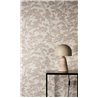 Papel pintado de ramas de pino en tonos neutros · 2029790012