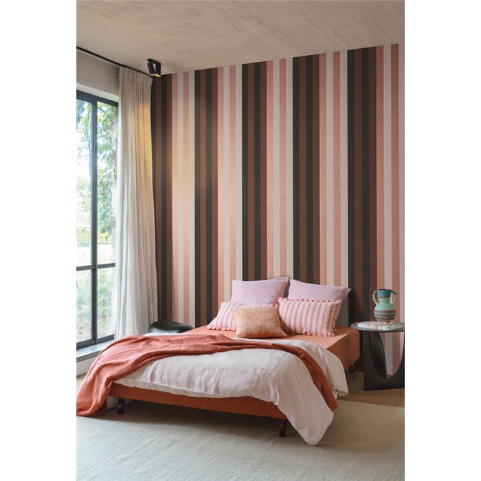 Papel pintado de rayas verticales en tonos canela y oscuros · Khroma Romance ROM504
