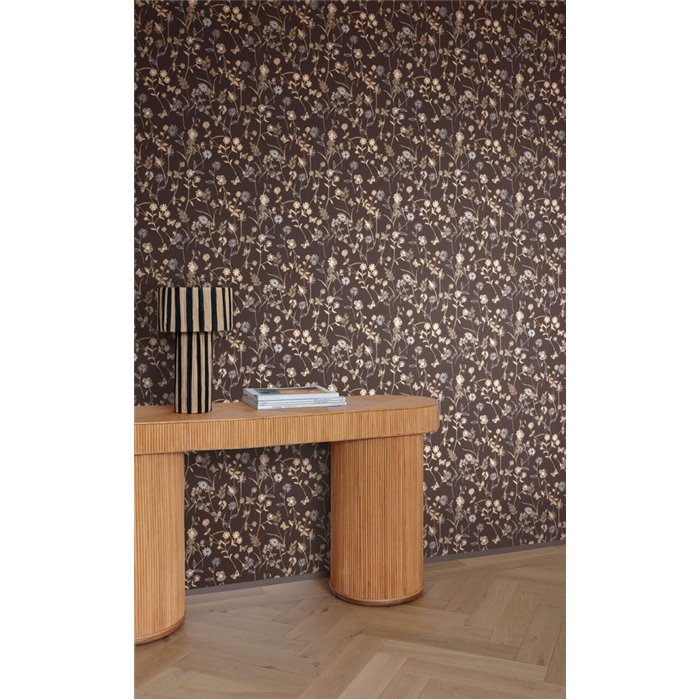 Papel pintado floral oscuro con detalles dorados · Khroma Amazone ZON105