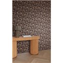 Dunkle Tapete mit floralen Mustern und goldenen Details · Khroma Amazone ZON105