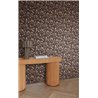 Dunkle Tapete mit floralen Mustern und goldenen Details · Khroma Amazone ZON105