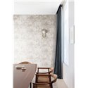 Papel pintado con estampado de bosque exótico en tonos neutros · Khroma Amazone ZON502