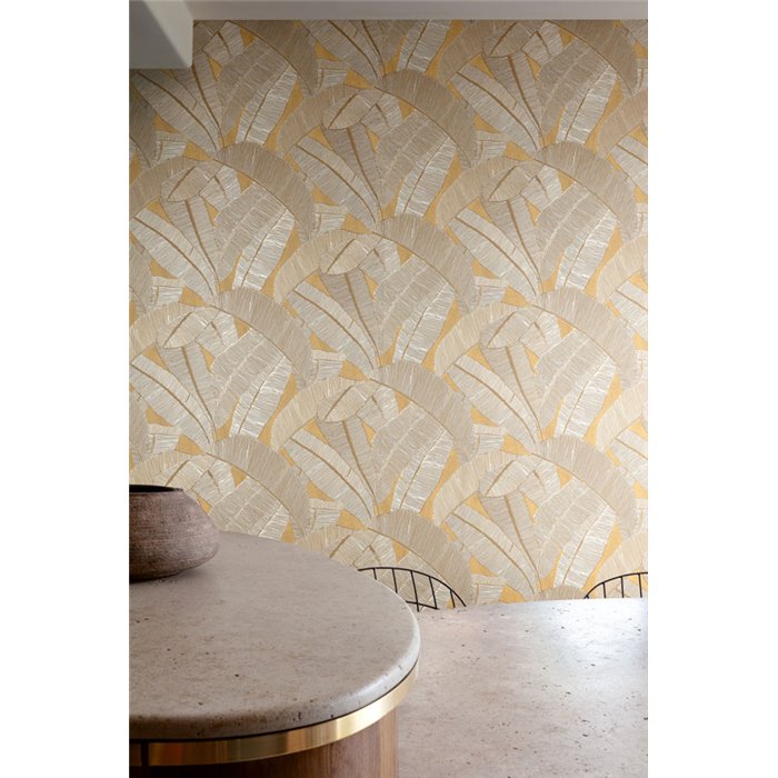 Papel pintado de hojas de banano topo y dorado · Khroma Serica RIC204