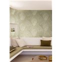 Papel pintado de hojas de banano beige y verde oliva con relieve lineal · Khroma Serica RIC206