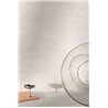 Papel pintado de rayas onduladas gris claro · Khroma Ray RAY102
