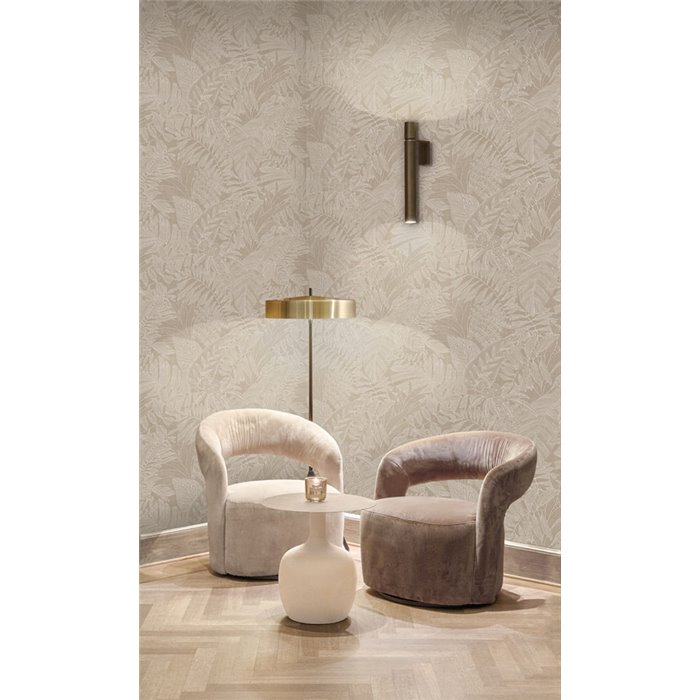 Beige Tapete mit tropischem Blättermotiv in Linienzeichnung · Khroma Ray RAY203