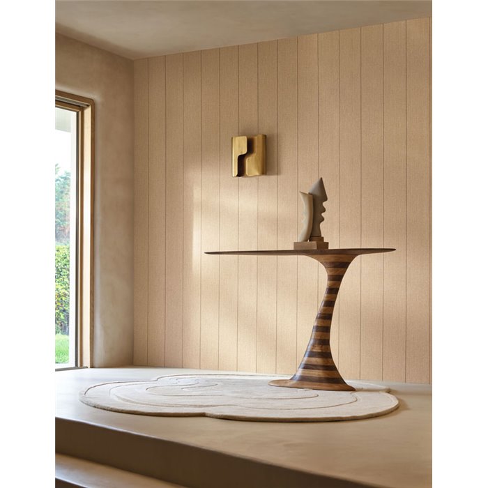 Papel pintado de microespiga efecto lino con rayas finas en beige avellana · Casamance Rayures 78082246