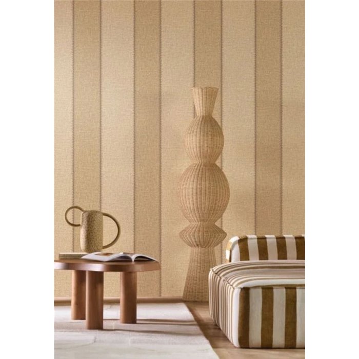Papel pintado con aspecto de lino y rayas anchas camel y beige · Casamance Rayures 78092650