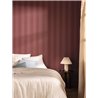Papel pintado de rayas en espiga burdeos · Caselio Cocoon 108028046
