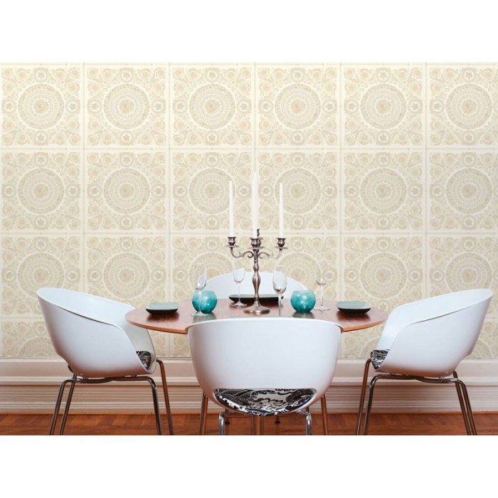 Versace|Baroque wallpaper with floral circles in beige and white|Wallpaper