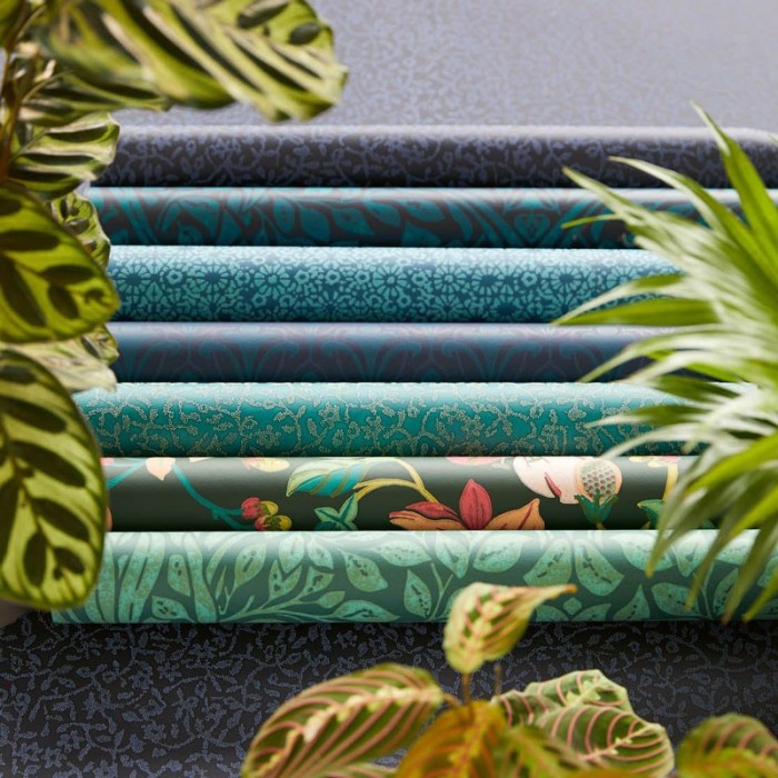 Papeldecor|Papel pintado efecto flores pequeñas bordadas con relieves en brillo verde esmeralda|Papel Pintado