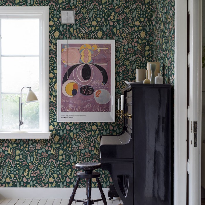 Papeldecor|Papel pintado floral típico estilo escandinavo con fondo verde|Papel Pintado