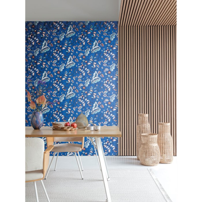 Khroma|Moderne florale Tapete blau gemustert|Tapeten