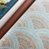Khroma|Arabeske Brokat-Tapete mit Fächern Blau und Kupfer|Tapeten