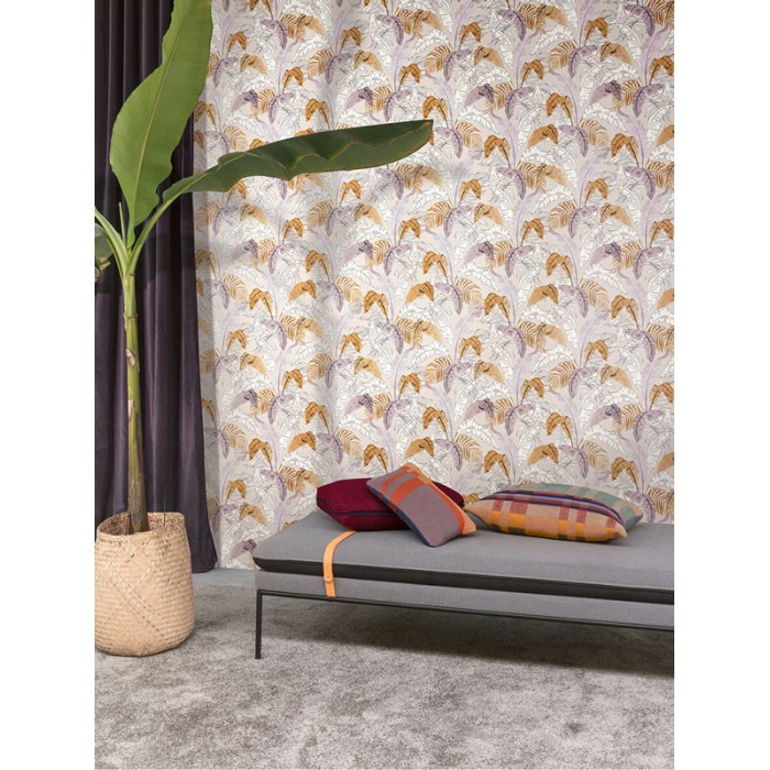 Khroma|Papel Pintado floral helechos y hojas de plátano lila y marrón fondo beige|Papel Pintado