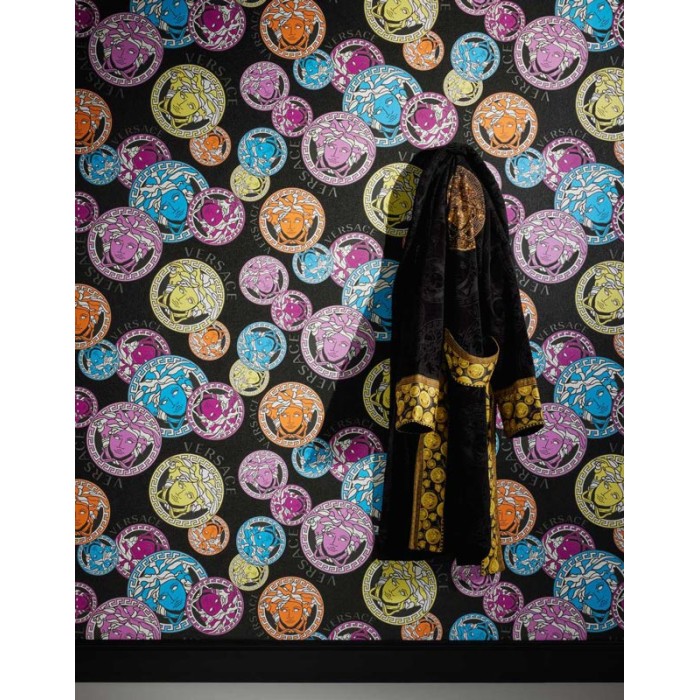 Versace|Papel pintado Versace medusa negro con logotipos multicolor|Papel Pintado